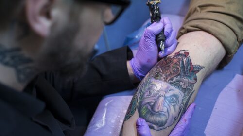 Getting a tattoo in summer: risks and precautions