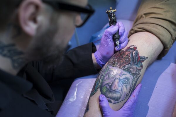 Getting a tattoo in summer: risks and precautions