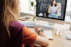 What are the advantages of distance learning